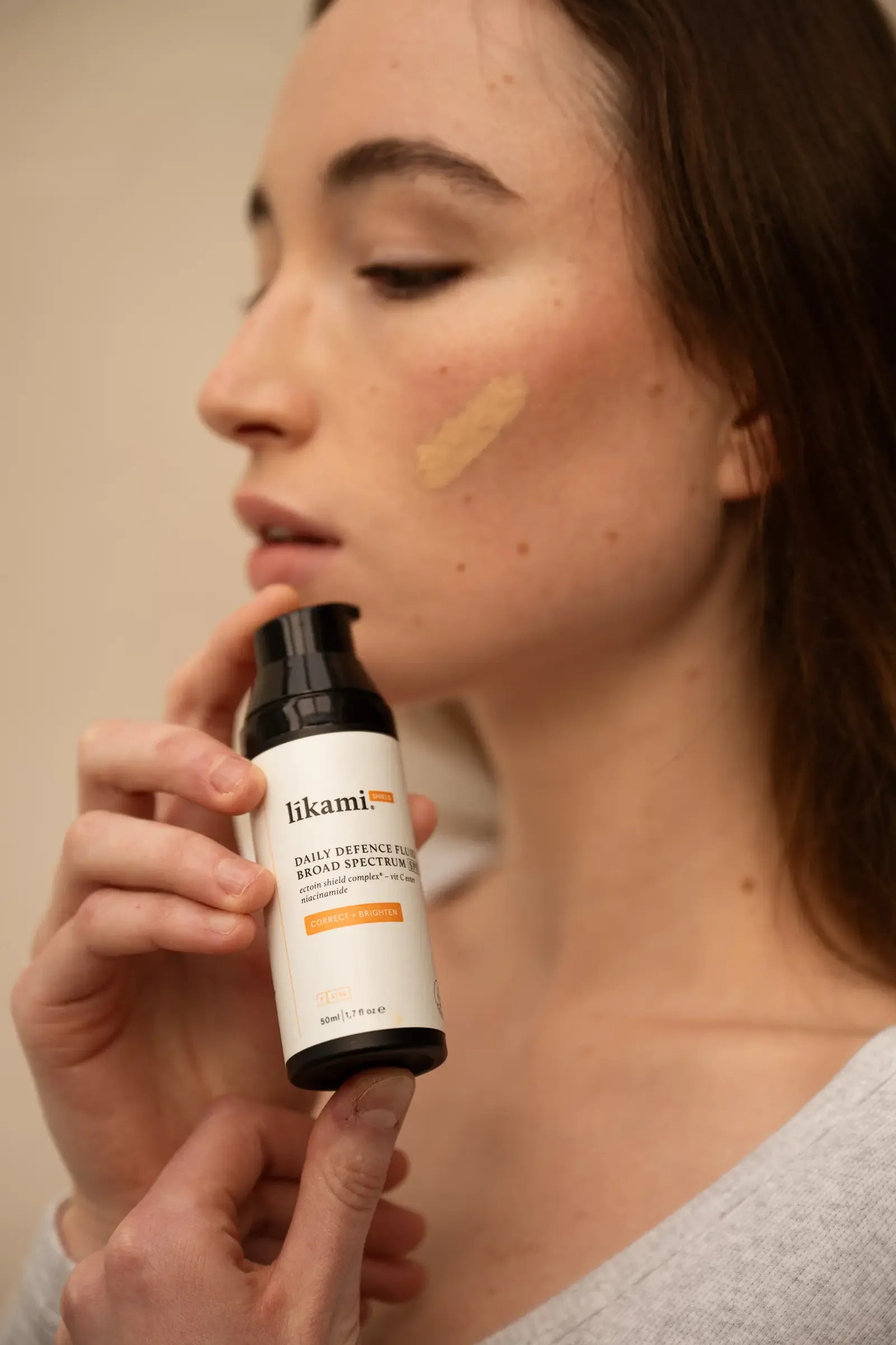 Daily Defence Fluid SPF50: Correct + brighten - The Natural Beauty Club