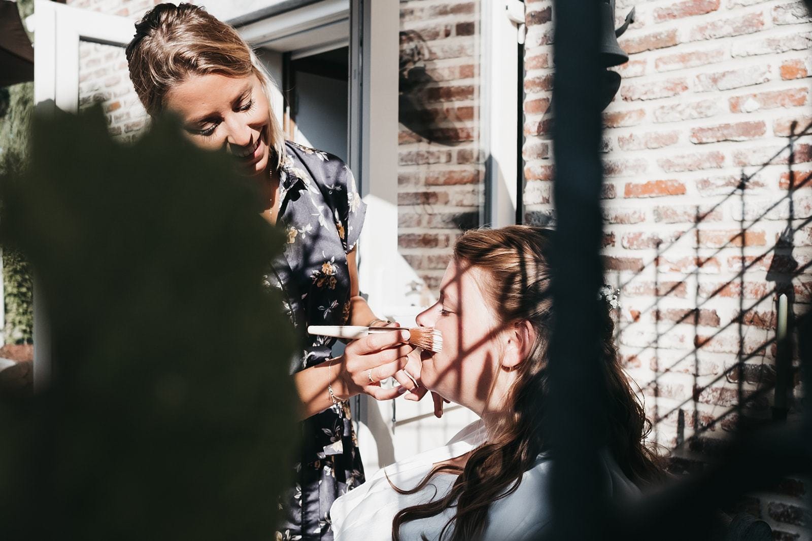 Bruidskapsel & Bruidsmake-up op Trouwdag @ Home - The Natural Beauty Club